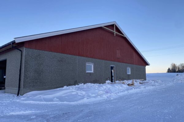 Eiendom med landbruksbygg i Innlandet vinterlandskap, på stor tomt med snø, perfekt for landbruk og jordbruksformål, moderne landbruksbygninger, landbruksentreprenør i Innlandet.