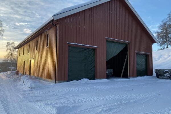 Landbruksbygg i Innlandet, ny ferdig oppført landbruksbygg med strategisk plassering og god funksjonalitet, perfekt for landbruk og gårdsdrift i Innlandet-regionen.