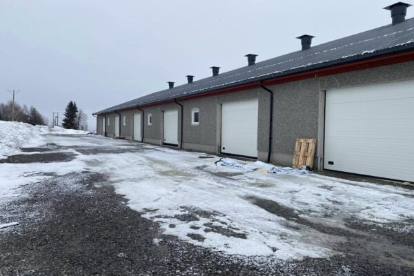 Sertifisert landbruksbygg med isolert garasje og sotet farge, ferdigstilt for landbruksformål i Innlandet fylke. Moderne og funksjonelt landbruksbygg fra LandbruksBYGG Innlandet AS.