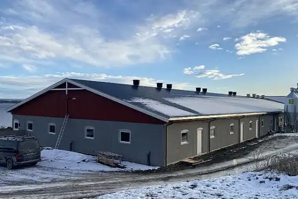 Moderne landbruksbygg i Innlandet med energieffektivt design for landbruk og landbruksnæringer. Skreddersydd bygging for landbruk, kort leveringstid. Effektiv og funksjonell landbruksinfrastruktur.