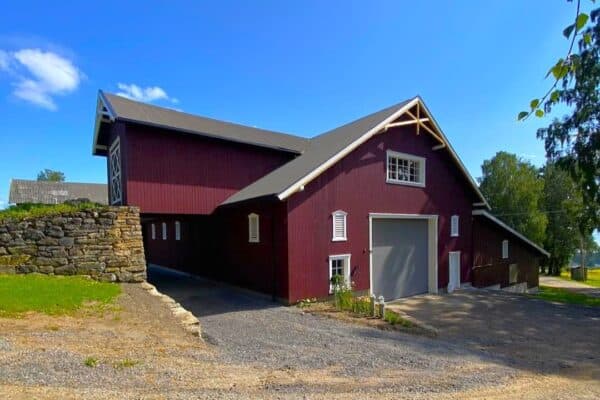 Landbruksbygg i Innlandet, tradisjonell fjellgårdsstiltak, robust storstue med treverk, landbruksbygning for driftsformål, landbruksinnredning, landbruksvirksomhet, landbruksdrift.